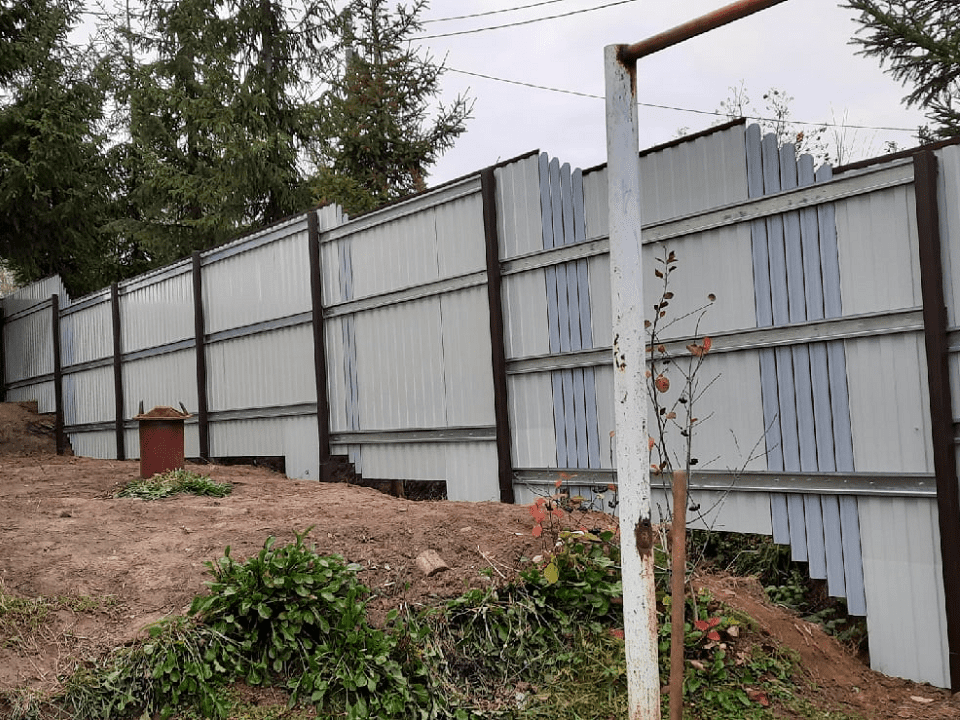 Фото забора из профнастила с переходами через евроштакетник, д. Чукачой